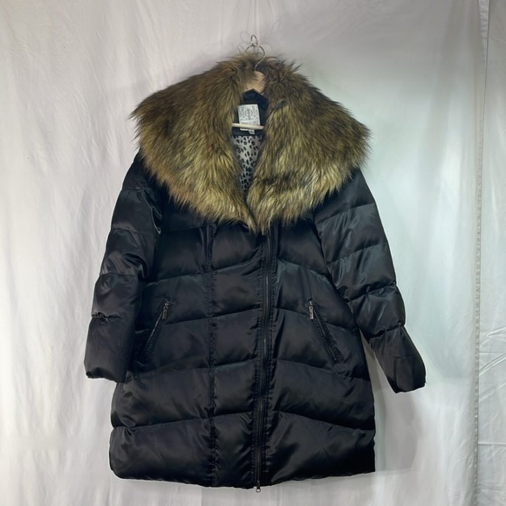 ☁️ Jennifer Lopez, black satin puffer coat with beautiful faux fur collar: